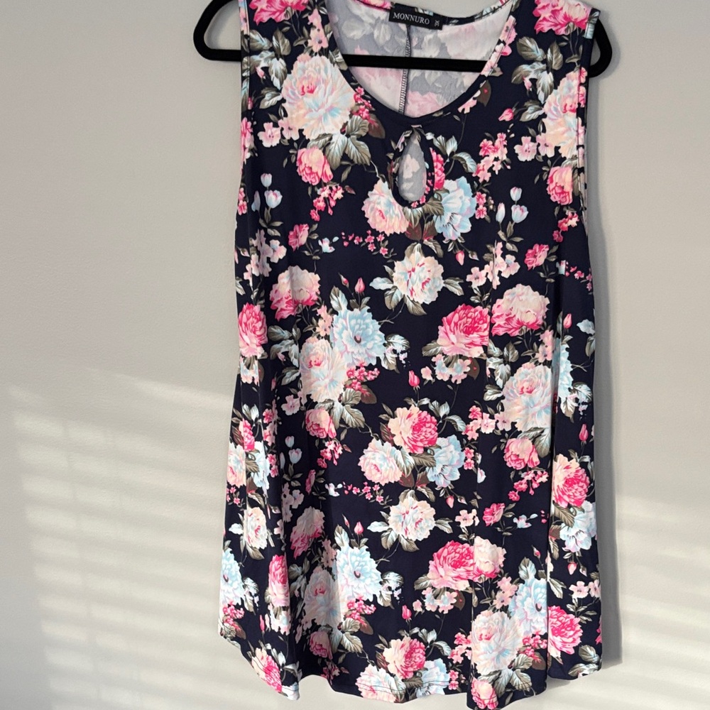 Navy Floral Sleeveless Keyhole Tank Top Soft Leggings material